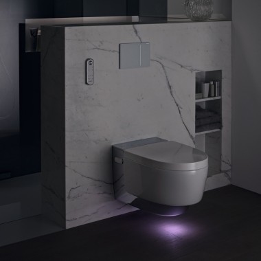 Geberit AquaClean Mera Comfort хром з орієнтаційним освітленням (© Geberit)