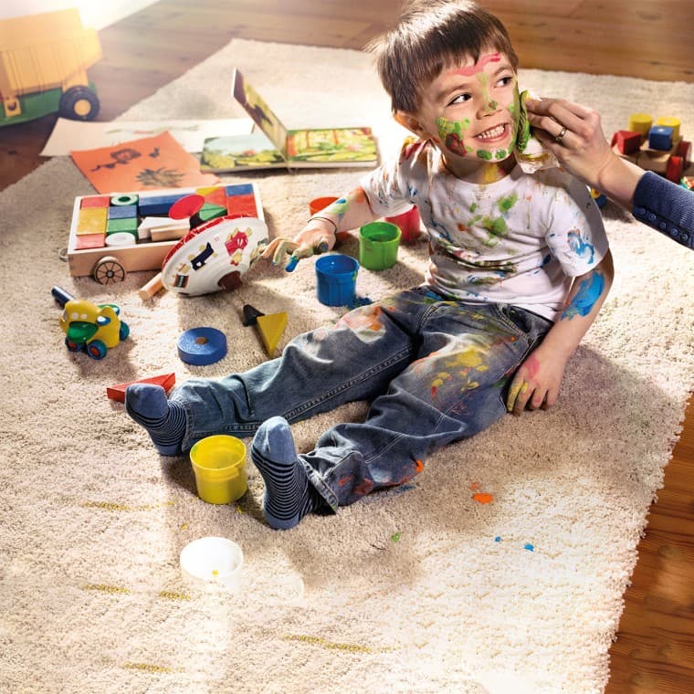 Дитина, забруднена фарбою Дитина, забруднена фарбою