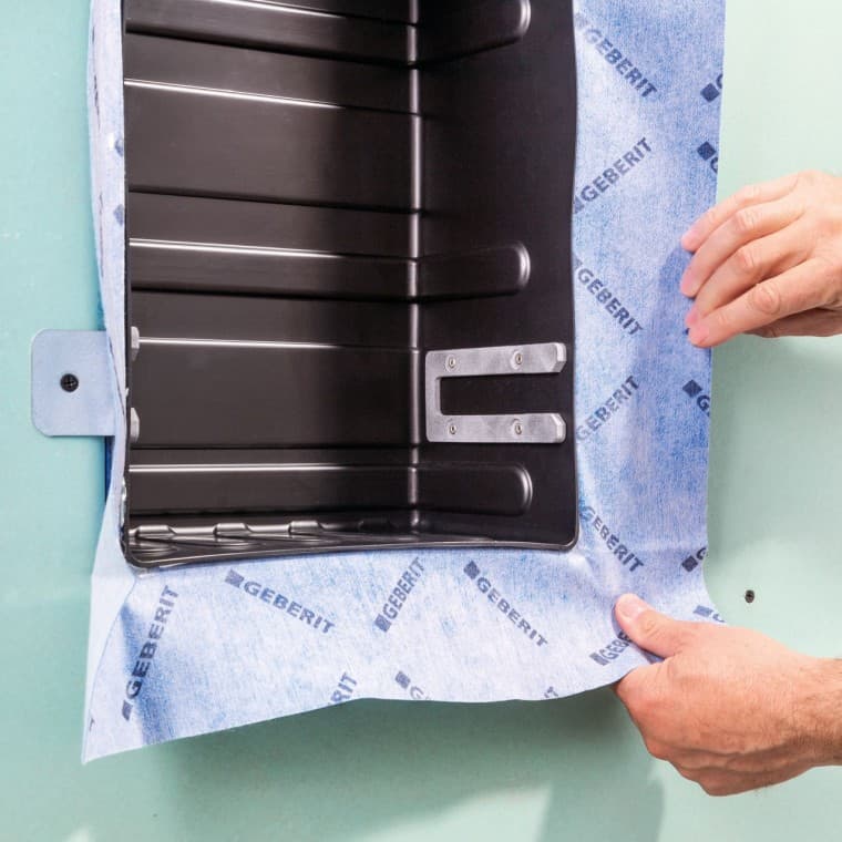 Монтажний комплект із попередньо змонтованою ущільнювальною плівкою робить нішу для зберігання невід’ємним компонентом інсталяції Монтажний комплект із попередньо змонтованою ущільнювальною плівкою робить нішу для зберігання невід’ємним компонентом інсталяції