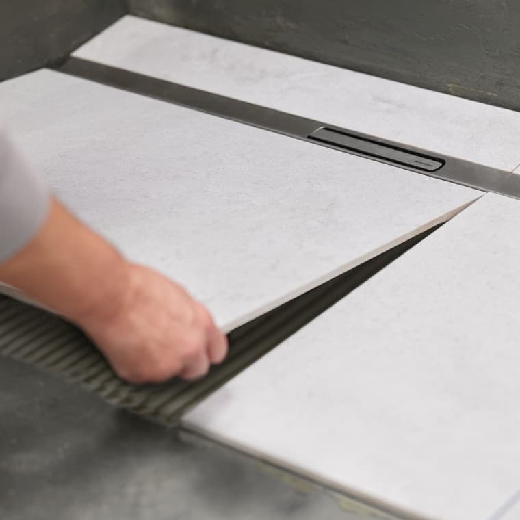 Кріплення на душовому каналі забезпечує надійну фіксацію на підлозі. Кріплення на душовому каналі забезпечує надійну фіксацію на підлозі.