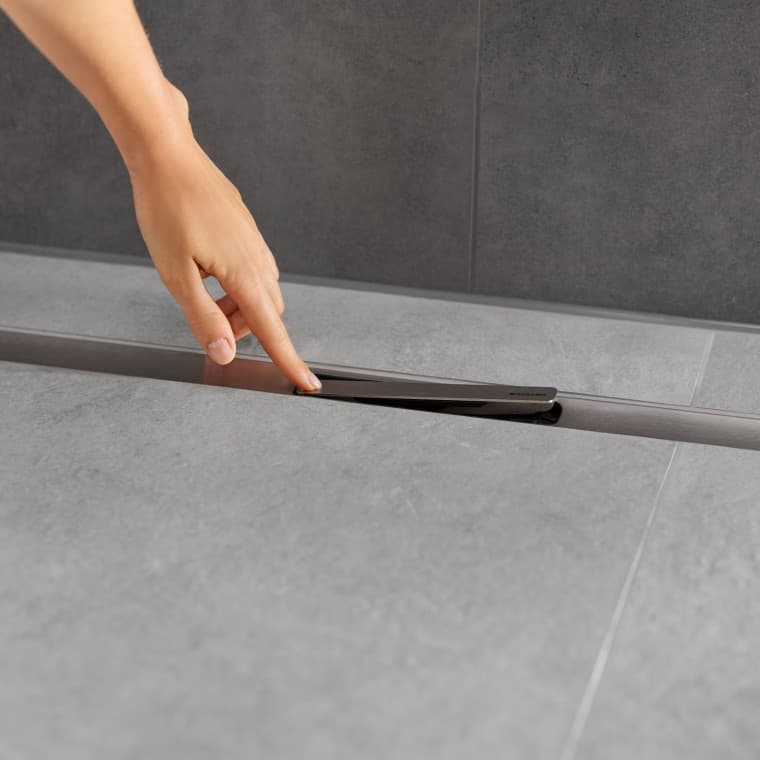 Гребінчаста вставка вловлює бруд і волосся, її легко вийняти одним натиском пальця, промити і почистити. Відсутність жолоба - вагома перевага. Гребінчаста вставка вловлює бруд і волосся, її легко вийняти одним натиском пальця, промити і почистити. Відсутність жолоба - вагома перевага.