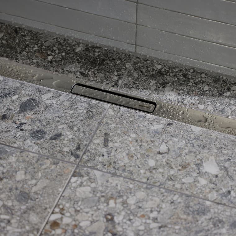 Вода стікає через елегантний профіль з нержавіючої сталі. Пропускна здатність зливу від 0,4 до 0,8 літрів в секунду. Вода стікає через елегантний профіль з нержавіючої сталі. Пропускна здатність зливу від 0,4 до 0,8 літрів в секунду.