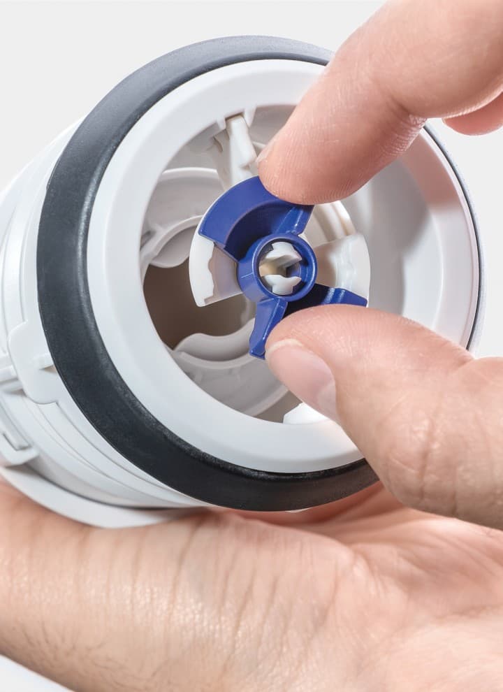 Зливний клапан в бачку Geberit легко миється (© Geberit) Зливний клапан в бачку Geberit легко миється (© Geberit)