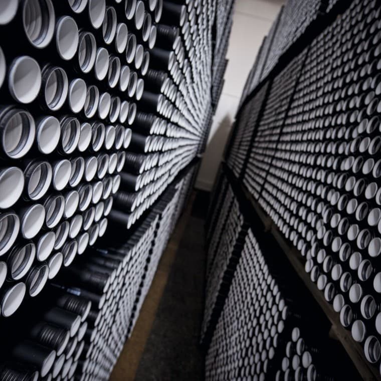 Труби Silent-PP європейського виробництва, укладені в штабелі Труби Silent-PP європейського виробництва, укладені в штабелі