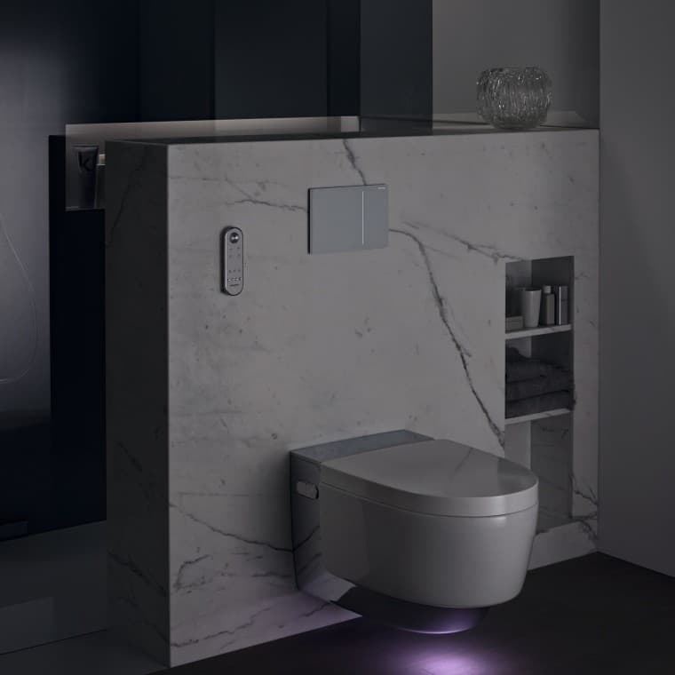 Geberit AquaClean Mera Comfort хром з орієнтаційним освітленням (© Geberit) Geberit AquaClean Mera Comfort хром з орієнтаційним освітленням (© Geberit)