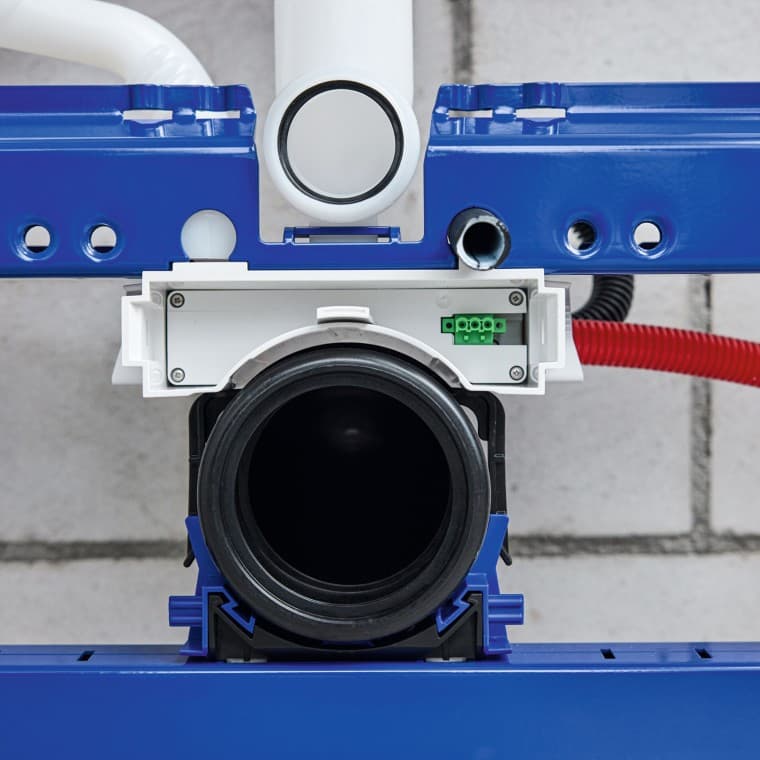 Блок Geberit Power & Connect під час монтажу Блок Geberit Power & Connect під час монтажу