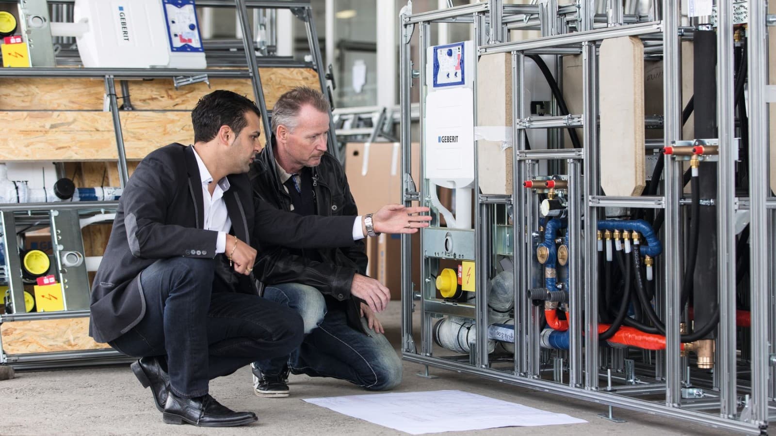 Торговий представник Geberit перевіряє правильність монтажу. Торговий представник Geberit перевіряє правильність монтажу.