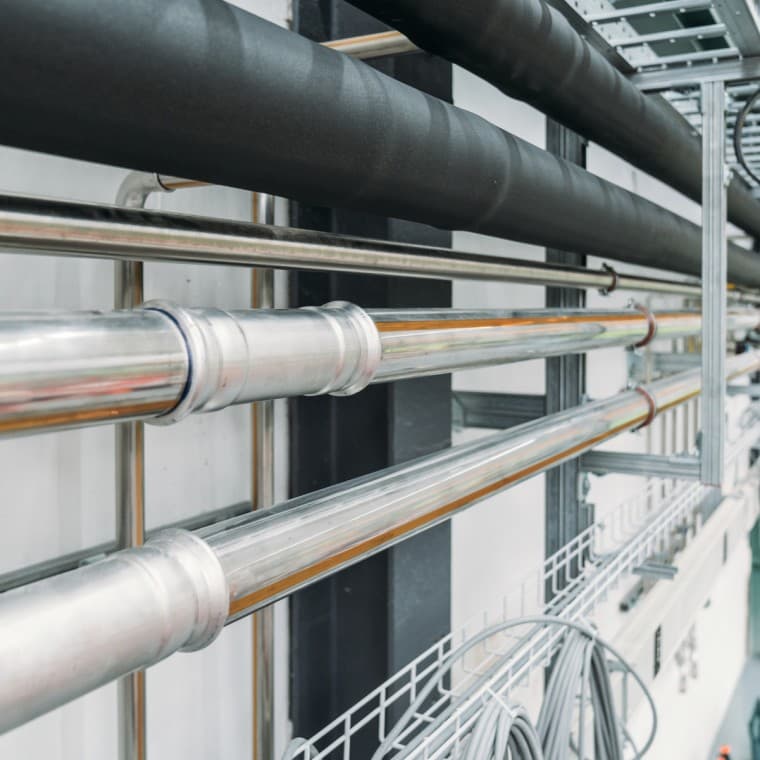 У багатьох промислових апаратах, наприклад зі стисненим повітрям, інертними газами й від’ємним тиском У багатьох промислових апаратах, наприклад зі стисненим повітрям, інертними газами й від’ємним тиском